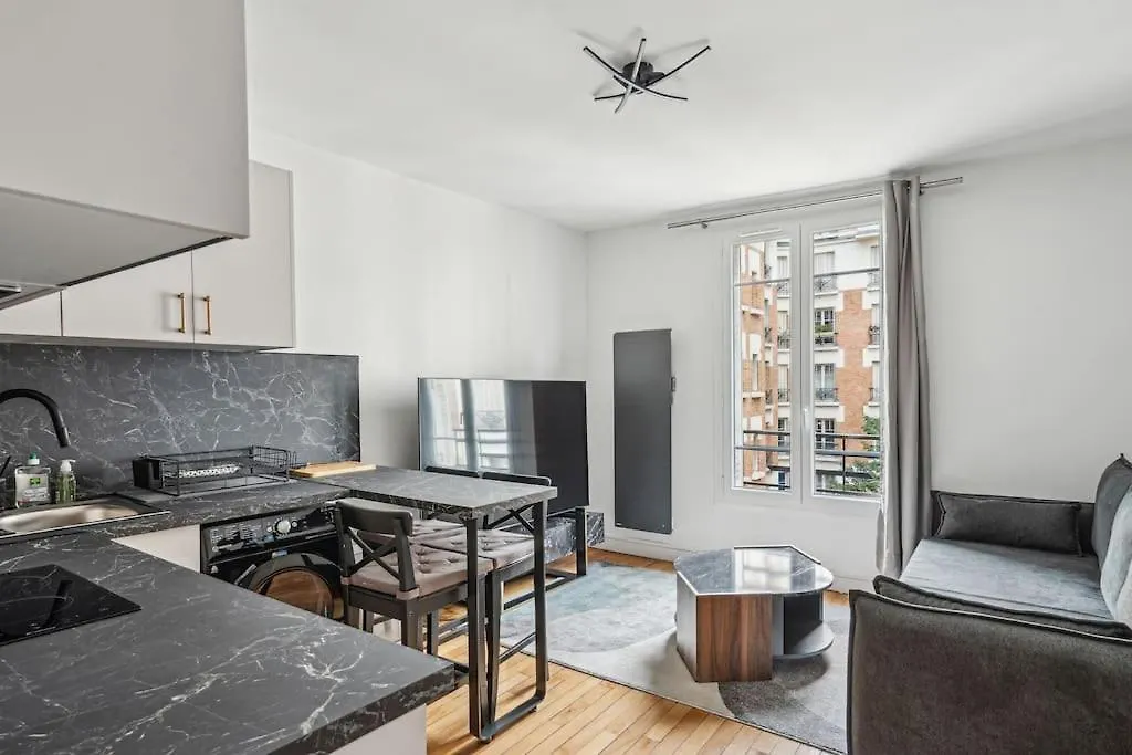 Elegant Tour Eiffel Apartment Paris
